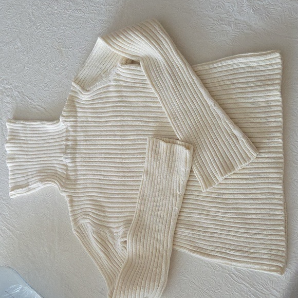 Old Navy off white & glittery material turtleneck sweater - Picture 2 of 11
